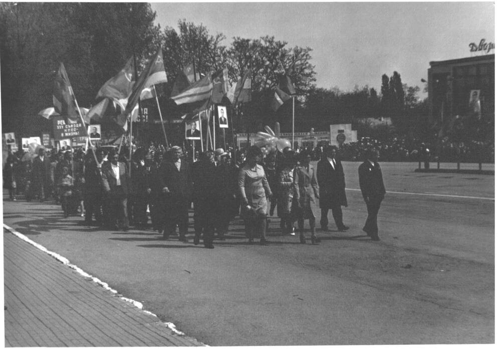 Фото ч/б Колона к-за им. Ленина, 1 мая 1978 г.
