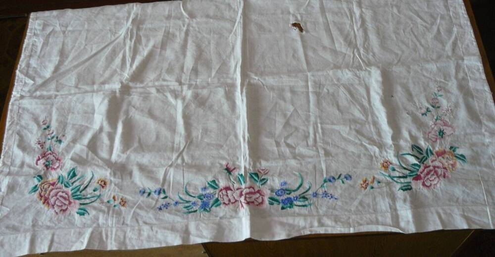 Накидка для наволочки из хлопчатобумажной  ткани белого цвета с вышивкой