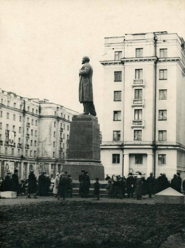 Фото черно-белое. Трудящиеся Мурманска у памятника в В.И. Ленину в день его открытия