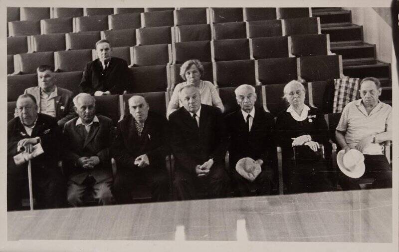 Фотография чёрно-белая, групповая. Встреча первых выпускников техникума (БСТ) в честь его 25-летия.
