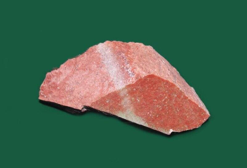 Образец. Агальматолит (Бихарит, восковой камень, жировик, картинный камень, кореит, пагодит)
