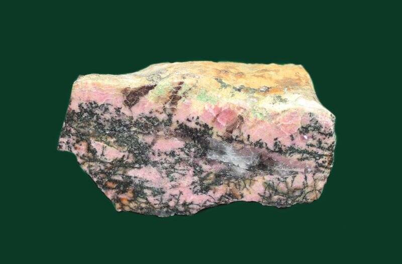 Образец. Родонит полированный (орлец, камень утренней зари, розовый камень, фаулерит, рубиновый и розовый шпат)