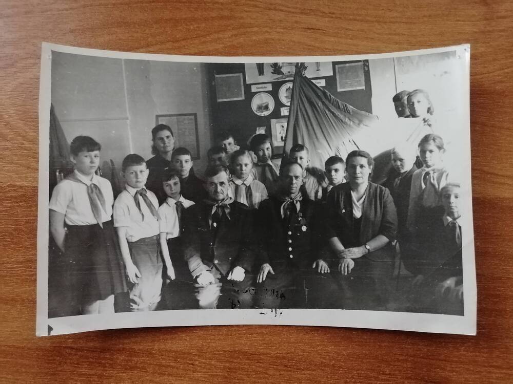 Фотография: встреча учеников 7-й начальной школы г.Камень-на-Оби с Героем Советского Союза Шадриным Иваном Демидовичем.