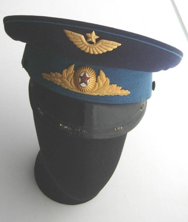 Фуражка военная, парадная, с кокардой, синего цвета. Принадлежала Антипову Ю.А., Герою Советского Союза (1950-60 годы)