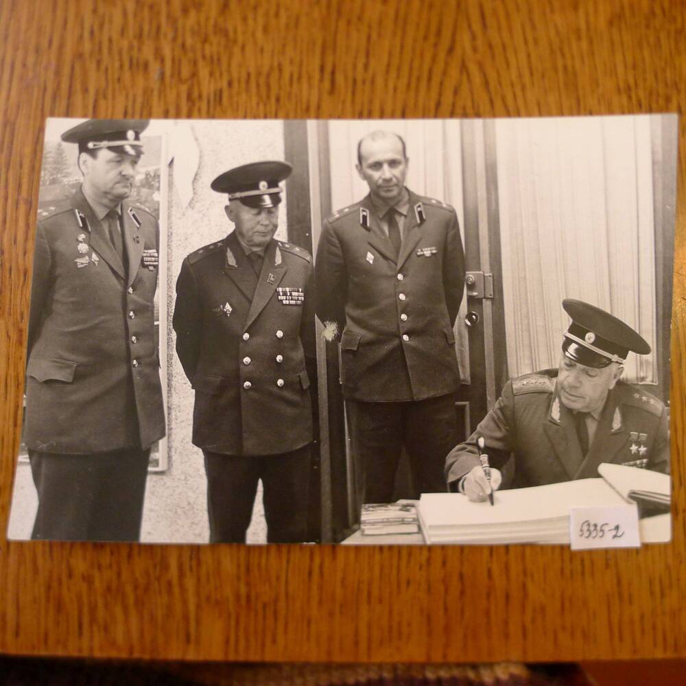 Фото  Драгунский Д.А. в одной из воинских частей делает запись в Книге Почета1980 г.г.