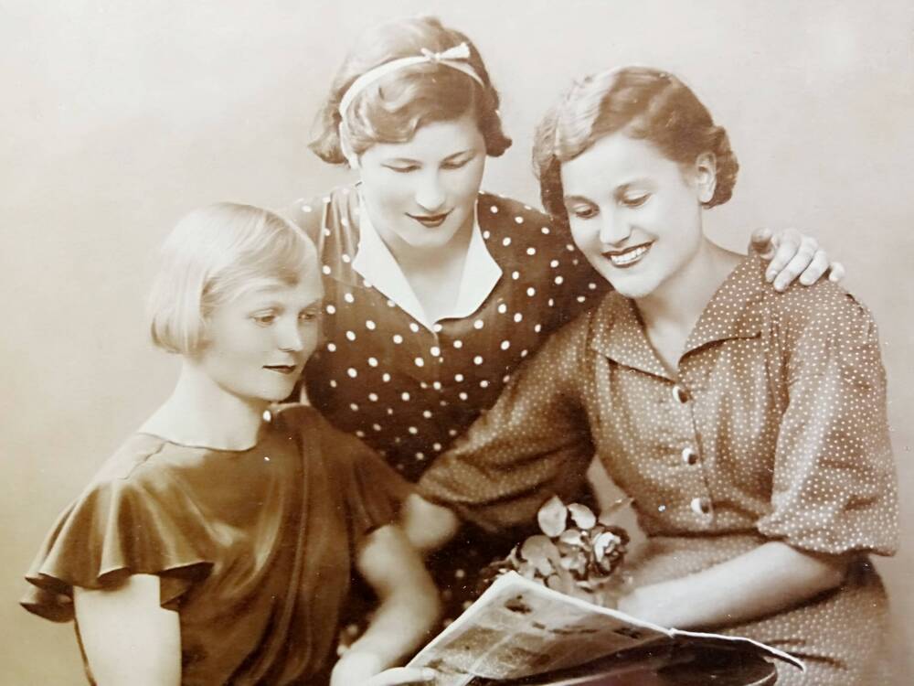 Фотография. Оригинал. Черно-белая. Групповая. На снимке три девушки читают журнал. СССР. 1950-е годы. Заломы.