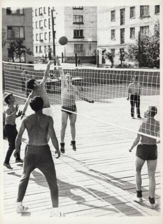 Фотография. Строители на досуге. Игра в волейбол на улице. 1970-е годы.