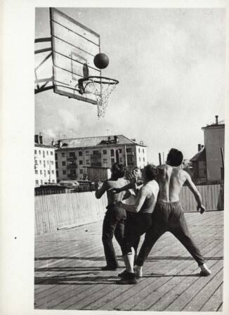 Фотография. Строители проводят досуг.  Игра в баскетбол на улице. 1970-е гг.