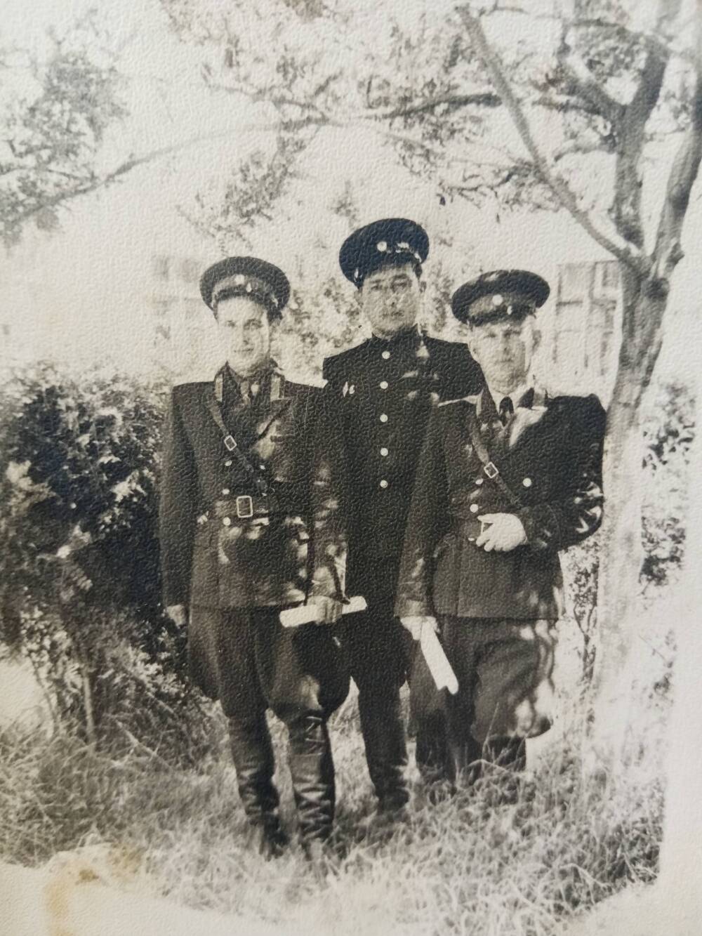 Фотография. Оригинал. Черно-белая.На снимке  трое военнослужащих. СССР. 1960-е годы. Выгорание снимка.