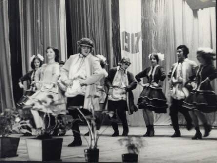 Фотография. Танцевальный коллектив на сцене ДК ЦБК. 1970-е годы.