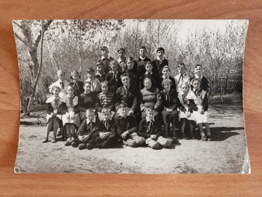 Фотография. Учителя Бутакова А.Ф. и Дерюгин Л.А. с учащимися 7 класса школы №3 г.Камень-на-Оби.
