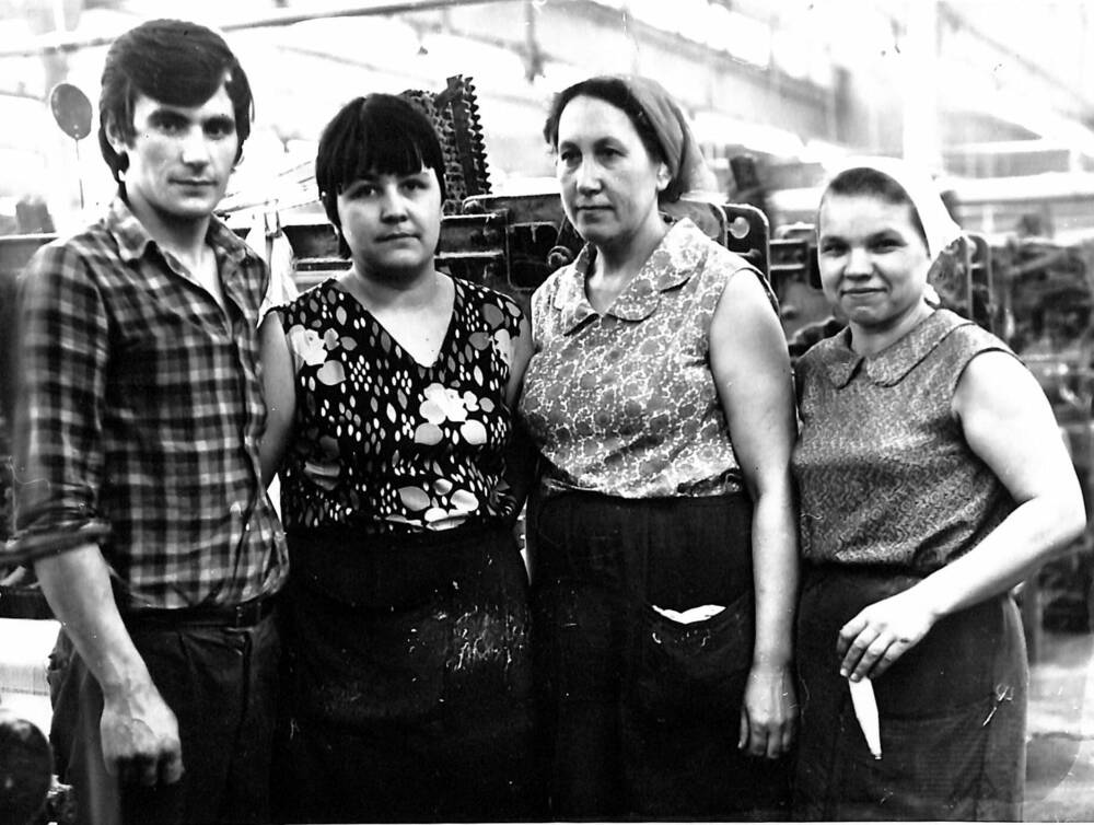 Фото групповое. Юдаков Валерий с бригадой ткачей. Павловский Посад, 1970-е гг.