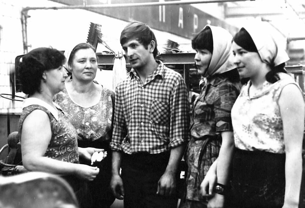 Фото групповое. Владимир с бригадой ткачей. 
Павловский Посад, конец 1970-х гг.