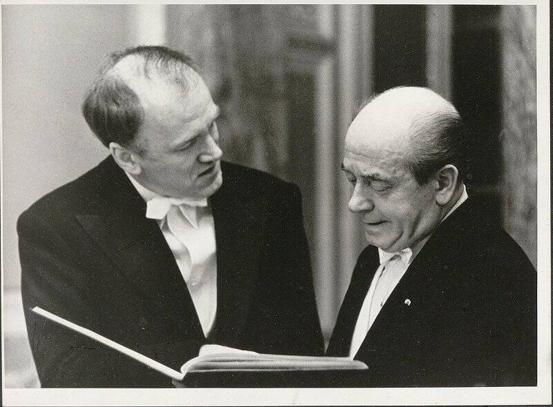 Фотография. Пианист Рихтер С.Т. и дирижер Орманди Ю. перед выступлением разбирают партитуру.