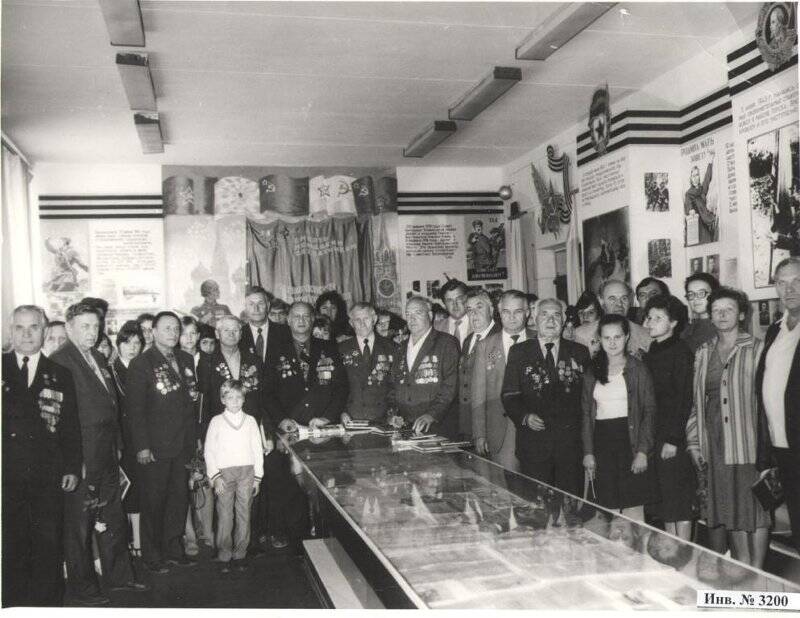 Групповое фото  ветеранов Великой Отечественной войны в музеи (первый слева Бакуров Д.А,)