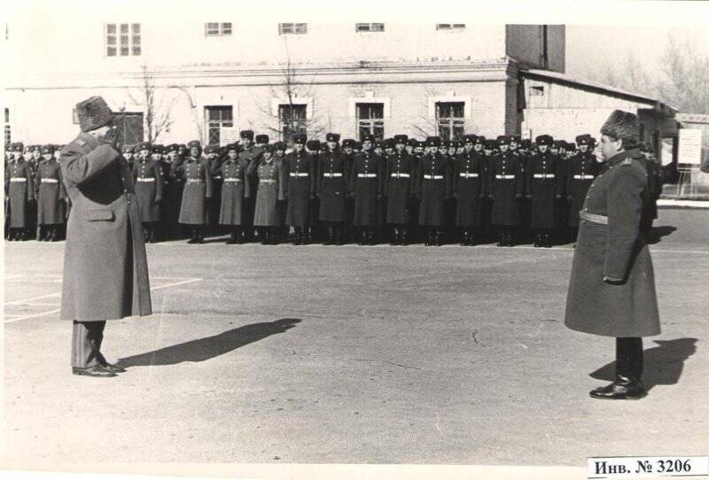 Групповое фото на плацу Томского военного училища связи