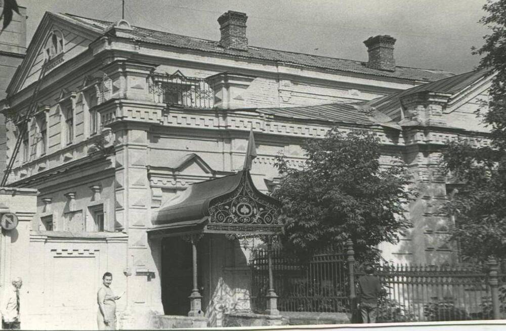 Фото ч/б. Бывший дом Таратина Алексея Андреевича (владельца паровой,вальцевой мельницы до 1917 г.).