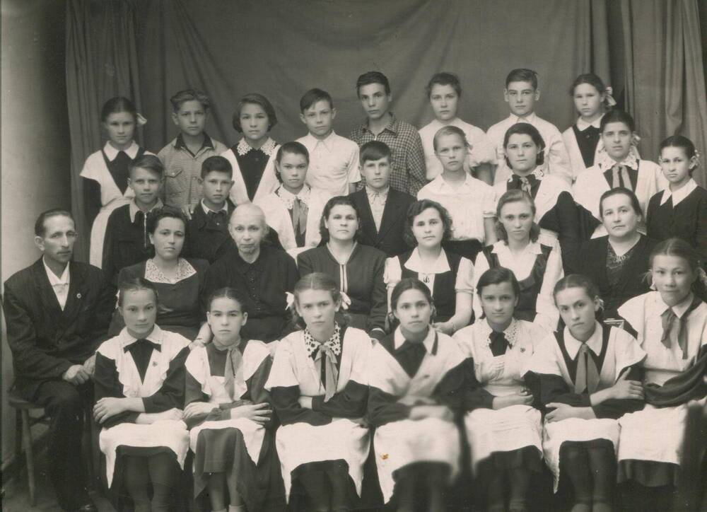 Фото ч/б.,групповое. Зайцев В.В. (слева на право с краю)- преподаватель школы №6 с учениками. 