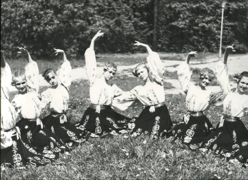 Фото групповое, ч/б. Фрагмент танца женской группы народного ансамбля Юность. г.Димитровград,1986 г.