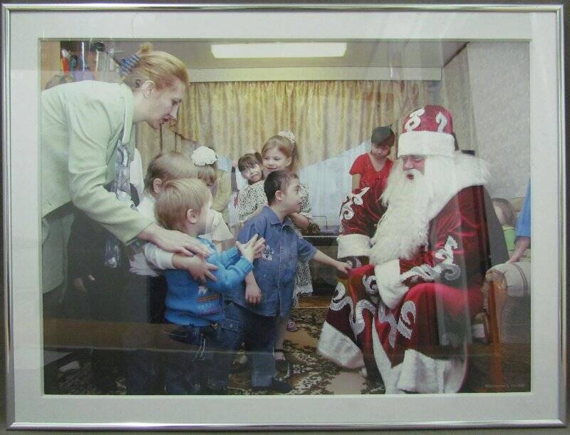 Фотография цветная. Дед Мороз в гостях у детей - воспитанников центра «Елена». Фотовыставки Социальное партнерство - залог благополучия семьи