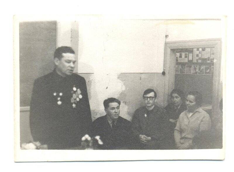 Фотография. Родионов Владимир Андреевич (стоит) выступает  перед коллегами в Тетюшской средней школе №1