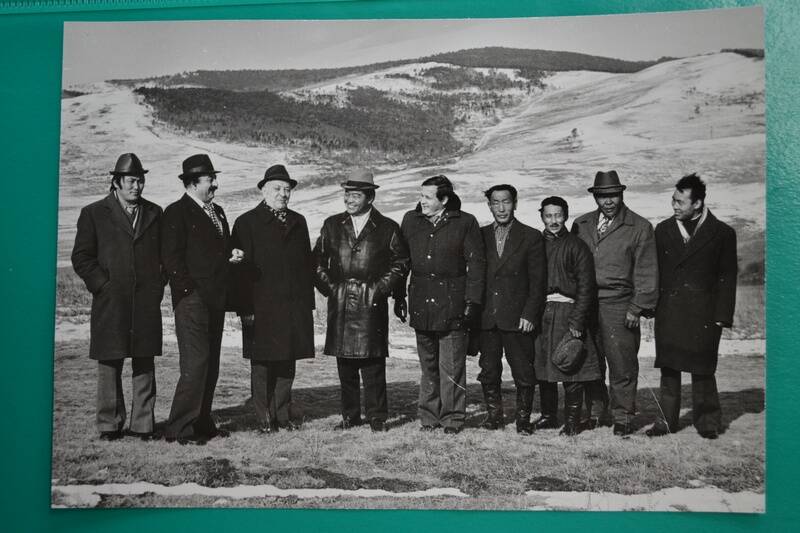Фото. Встреча курганской делегации на монгольской земле. Слева направо: 2-й - Илизаров Г.А., 3-й - Махнев А.И.