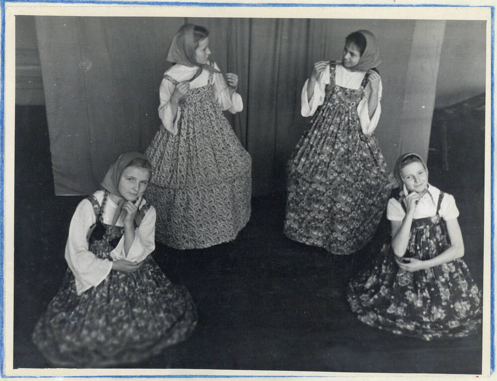 Фотография групповая. Танец Матрёшки на смотре художественной самодеятельности. Школа № 11, г. Подольск 