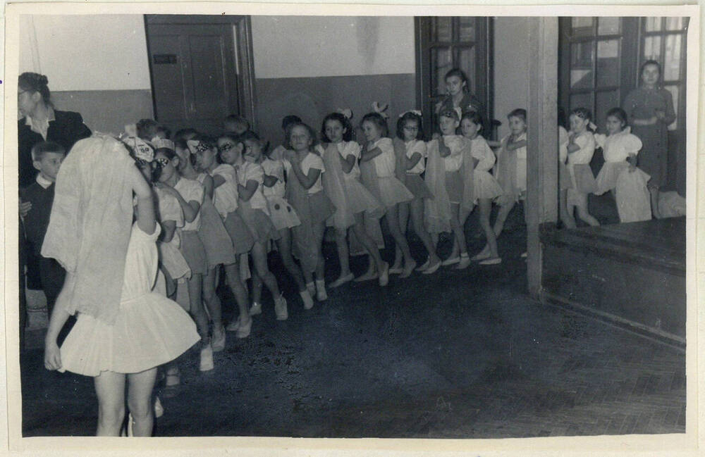 Фотография групповая. Выступление танцевального кружка Подольской школы № 16