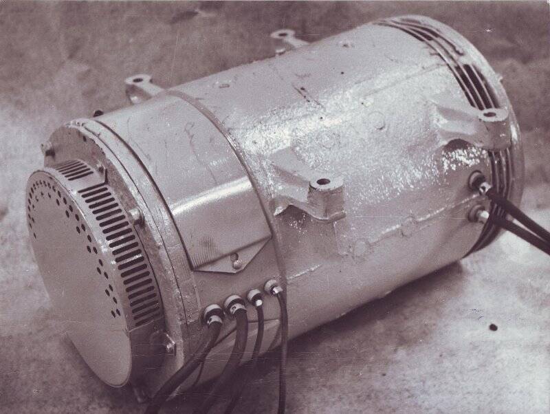 Фото ч/б. Двигатель ДК-210, изготовленный на заводе ТЭО, из материалов о ЗТЭО