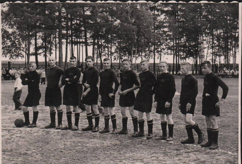 Фото: 10 чел. Члены  сборной команды г. Зеи по футболу. Снимок 1956 г.
