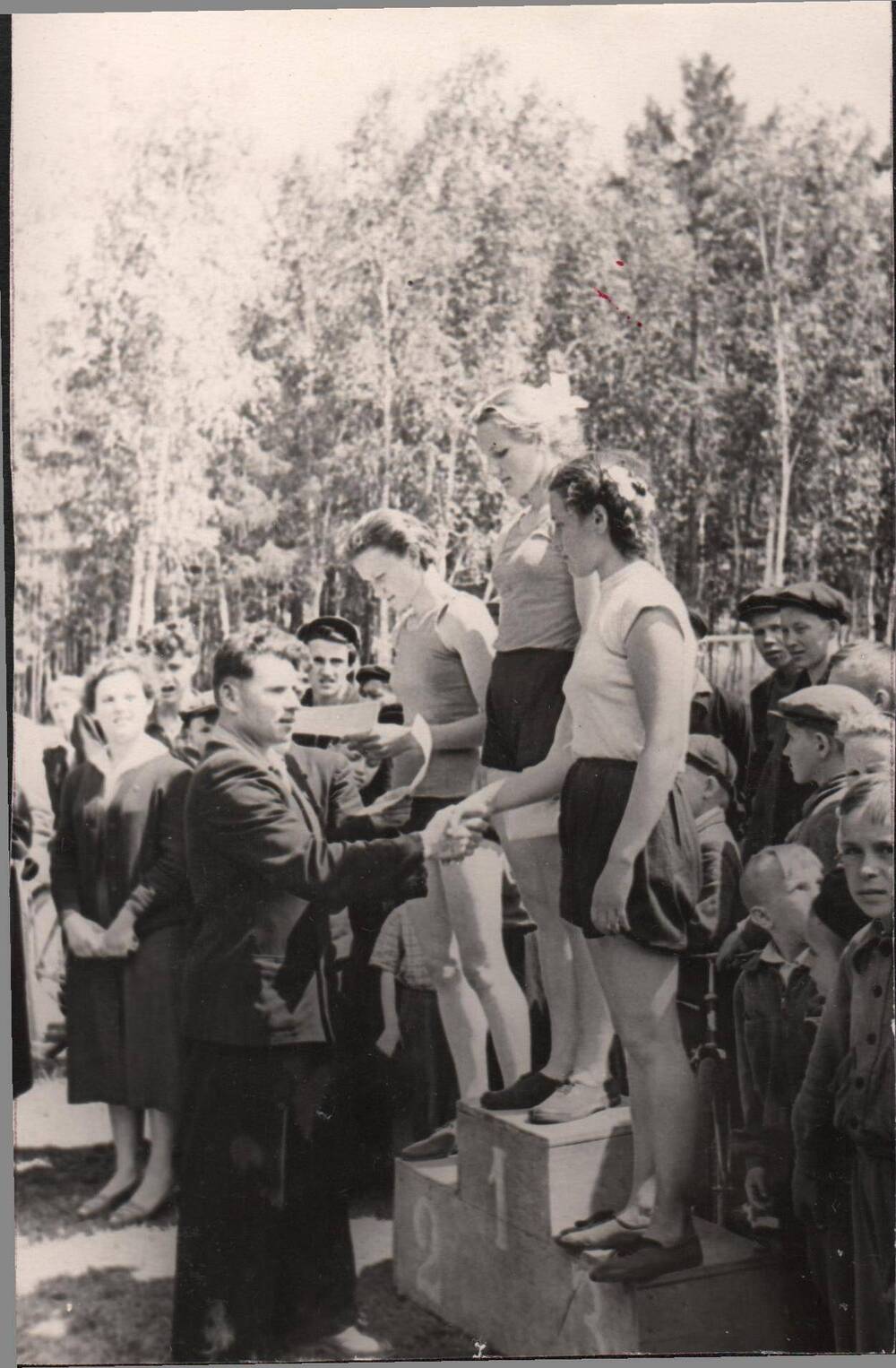 Фото сюжетное . А.П. Коваль вручает награды победителям соревнований по летним видам спорта. Снимок 1961 г. , г. Зея, городской парк.