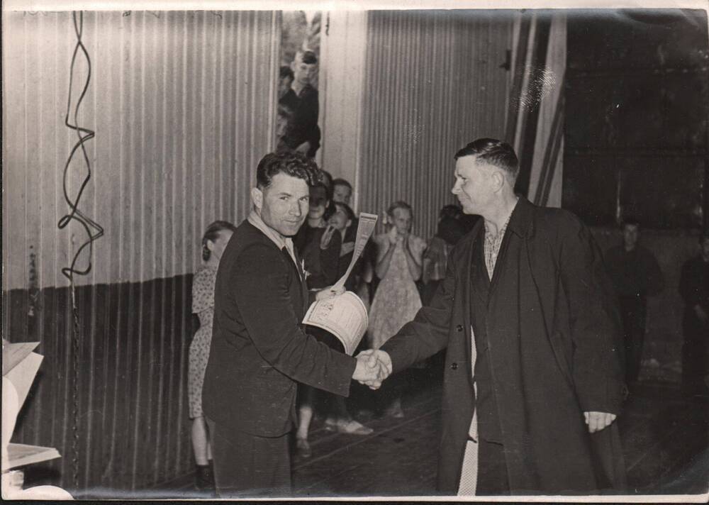 Фото сюжетное. А.П. Коваль (слева) вручает грамоту. Снимок 1961 г., г. Зея.
