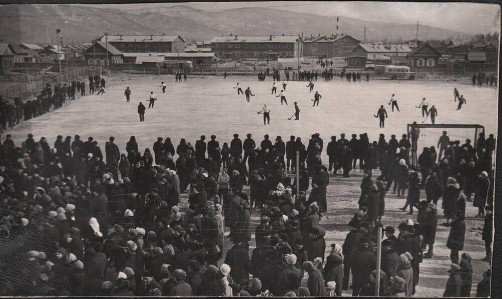 Фото. Соревнования по хоккею на катке  в районе автовокзала п. Временный. Снимок 1967 г.