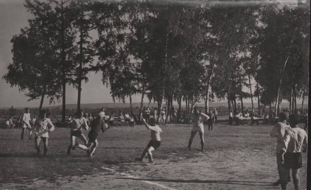 Момент соревнований  по футболу - фото сюжетное. г. Зея, городской парк.