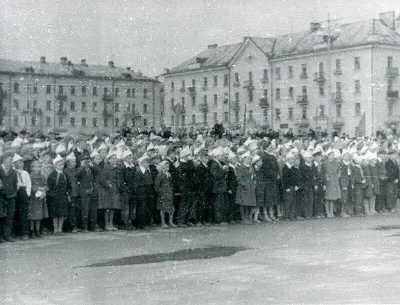 Фотография черно-белая. Пионеры на площадке перед началом парада