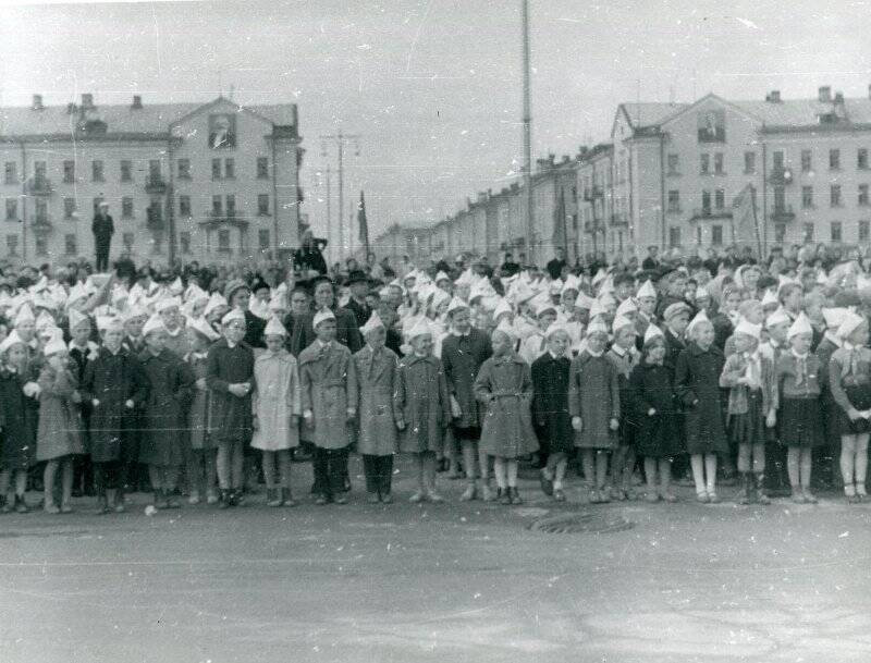 Фотография черно-белая. В день 40-летия пионерской организации на площади Металлургов