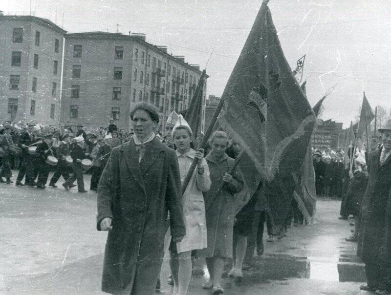 Фотография черно-белая. Знаменосцы и барабанщики на площади Металлургов