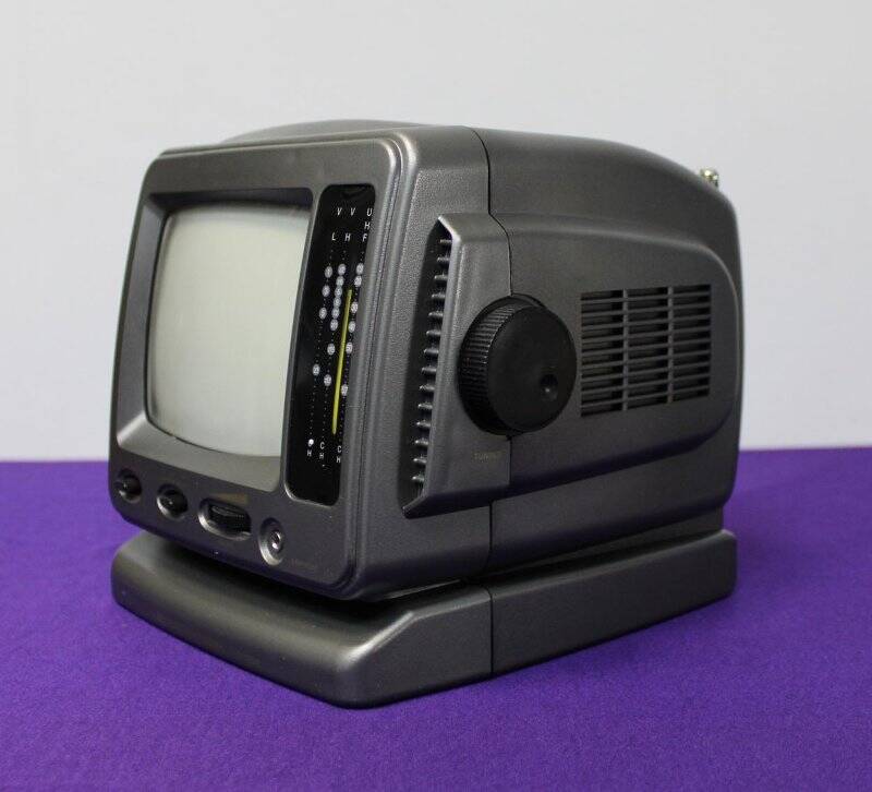 Телевизор портативный черно-белый с встроенным АМ/FM радио «STRAIT».