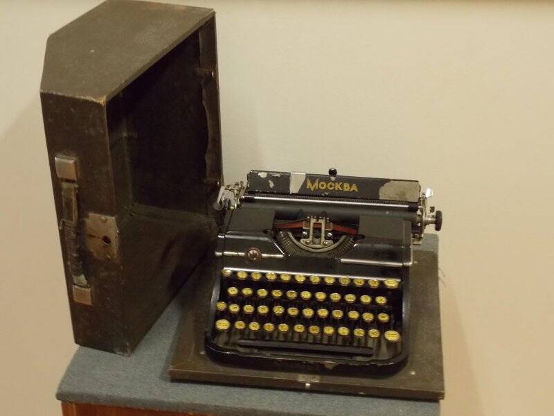 Портативная пишущая машина Москва пятой модификации механическая, в футляре