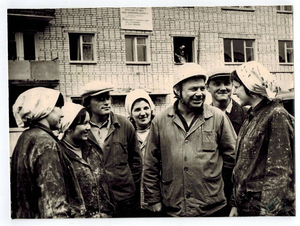 Фотография. Бригадир Сарайкин Леонид Иванович с молодыми строителями Стройтреста № 508.