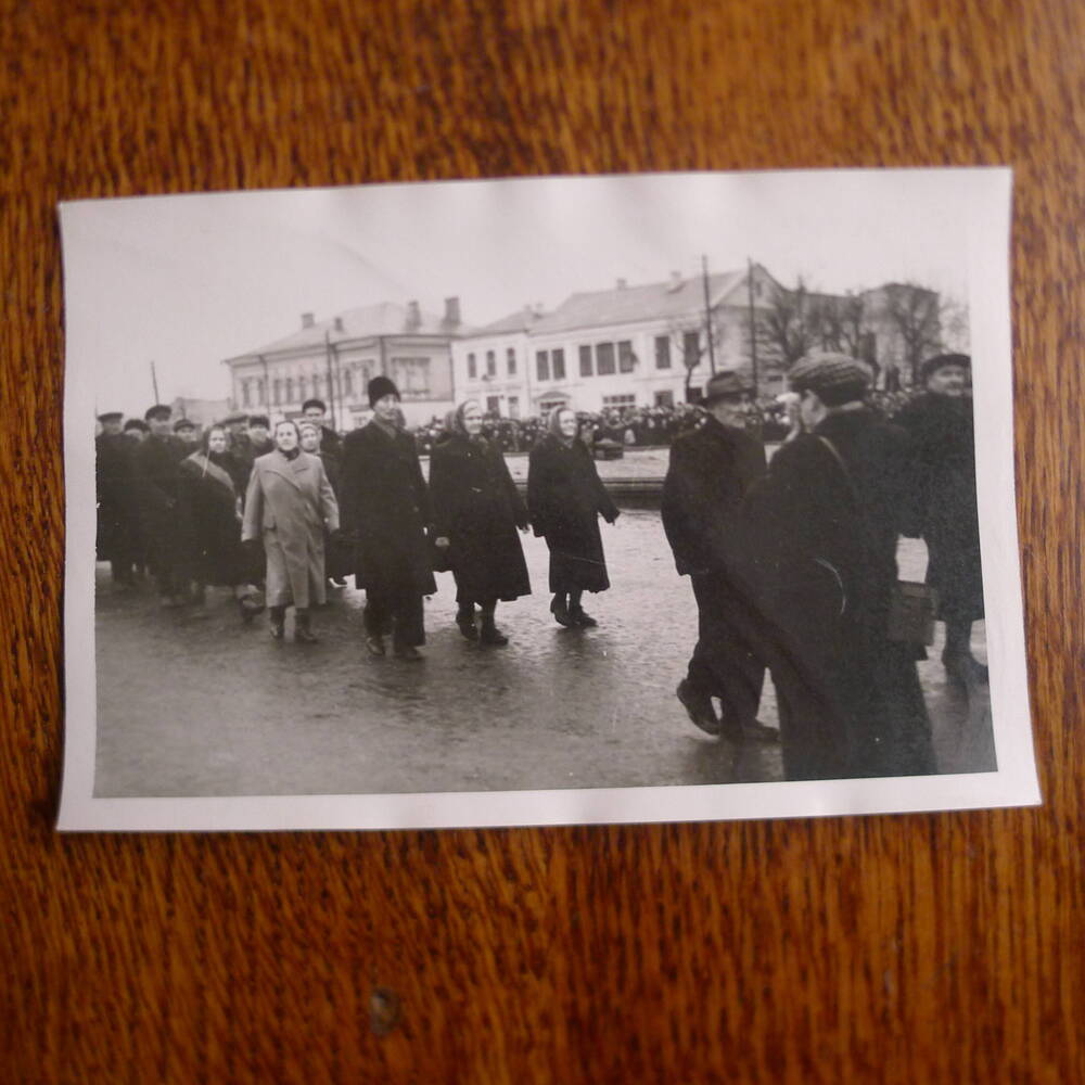 Колонна старых большевиков в рядах демонстрантов.