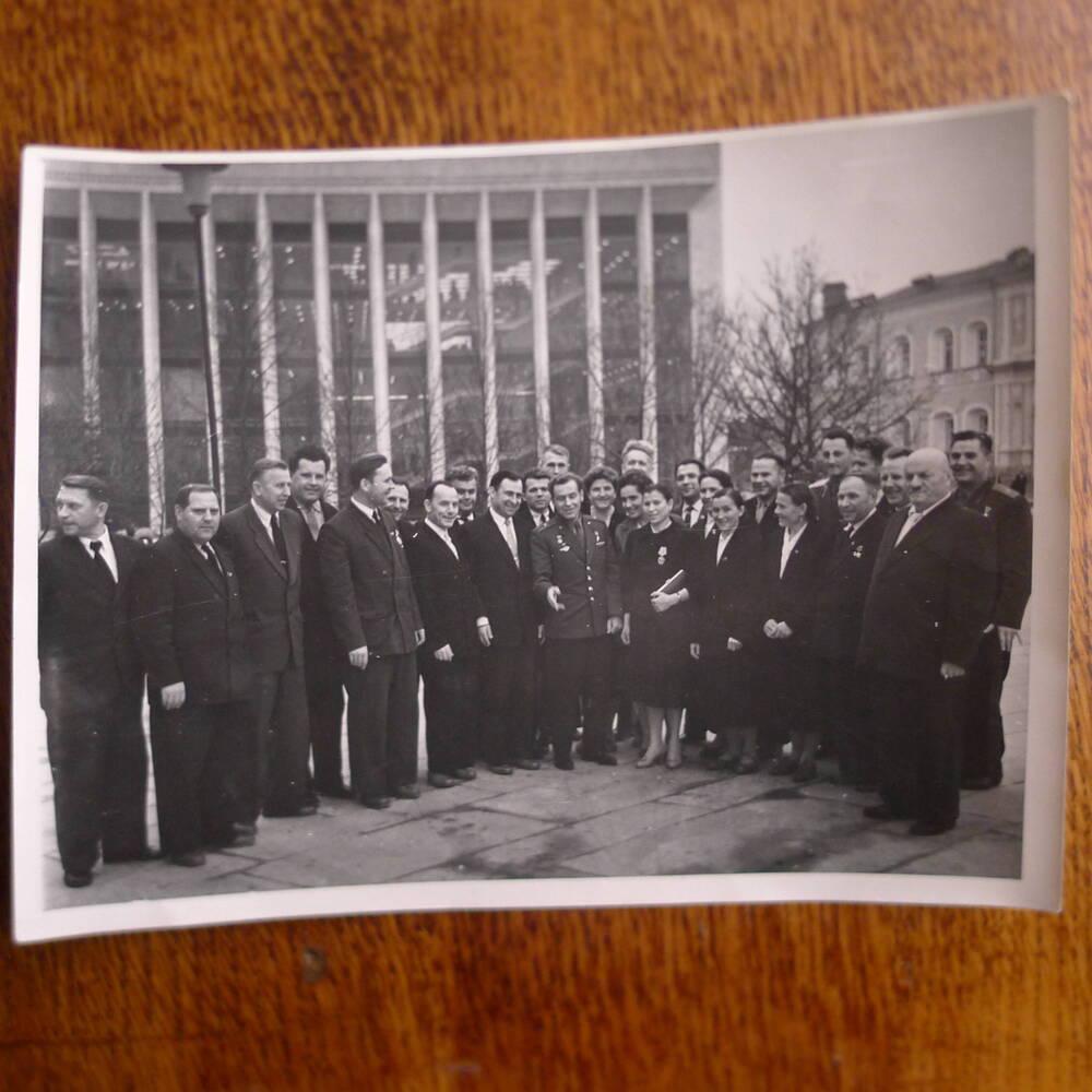Группа делегатов 22 съезда КПСС.Среди которых делегат от г.Новозыбкова секретарь ГК КПСС В.В.Буздин (слева восьмой).