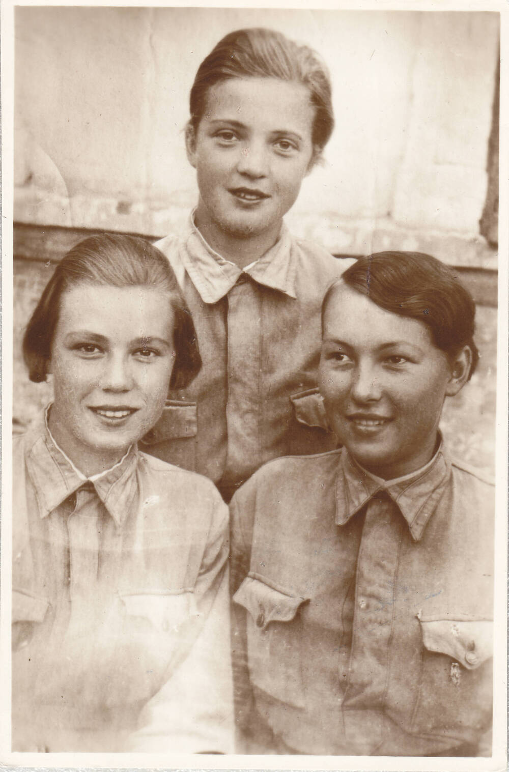 Фото Невзоровой Галины Андреевны (слева) в училище связи в Ульяновске 1942 г