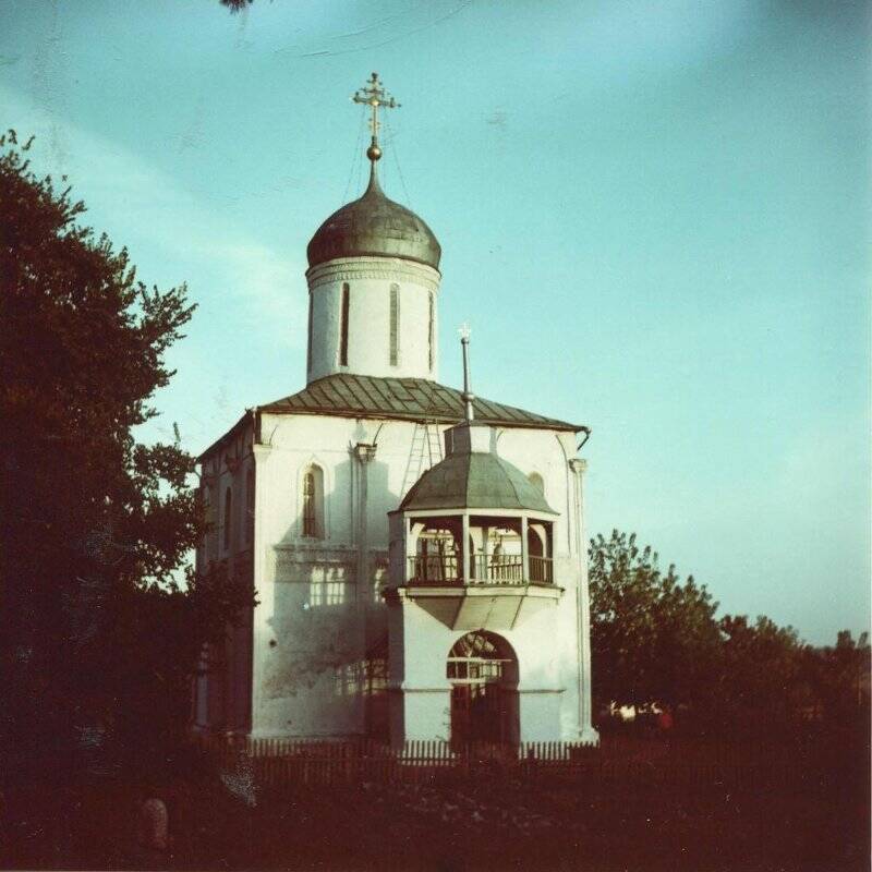 Негатив цветной. Вид на Звенигородский Успенский собор с запада.