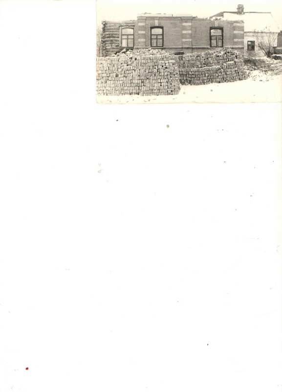 Фотография
Полуразрушенного дома без крыши  в котором жил Н.Н. Асеев. г.Льгов 1980г. Снят со стороны ул. Асеева. Изображен одноэтажный дом, на переднем плане кирпичи, справа вдали дом. Снимок черно-белый.