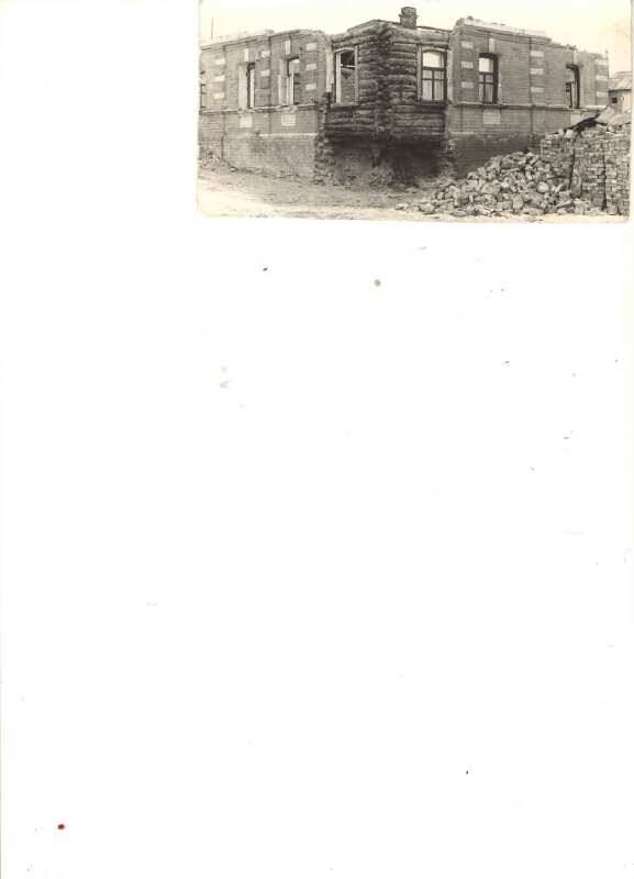 Фотография
Полуразрушенного дома без крыши в котором жил Н.Н. Асеев. г.Льгов 1980г. Снят угол со стороны ул. Советская и ул. Асеева. Снимок черно-белый.