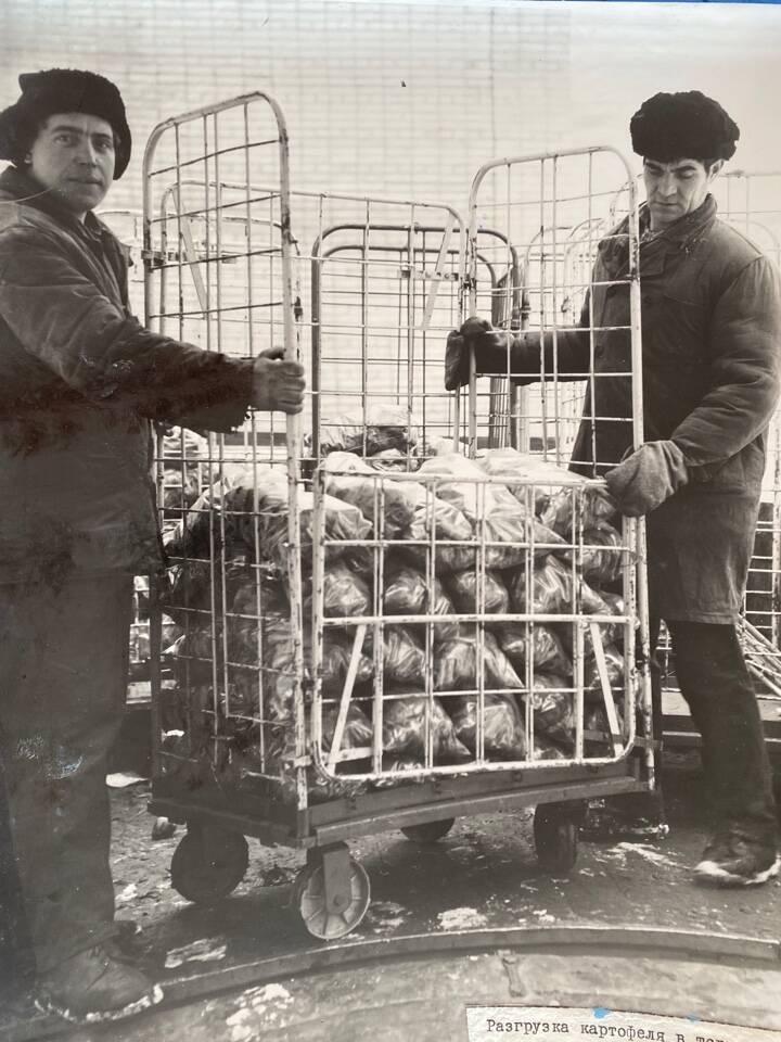 Фото чёрно-белое из альбома Механизация трудоёмких процессов в ОРСе в 1974 году. Разгрузка картофеля в торговой сети.