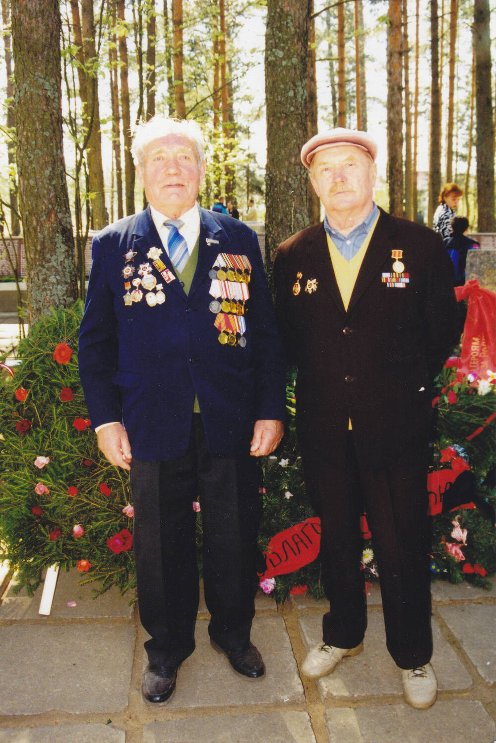 Фото Похорова Николая Ефимовича (слева) на мемориале в д. Устье