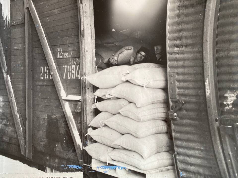 Фото чёрно-белое из альбома Механизация трудоёмких процессов в ОРСе в 1974 году. Выгрузка из вагона сахара-песка.
