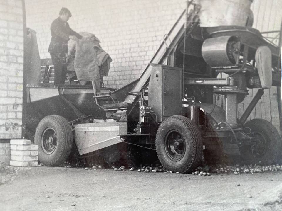 Фото чёрно-белое из альбома Механизация трудоёмких процессов в ОРСе в 1974 году. Механизированная загрузка картофеля.